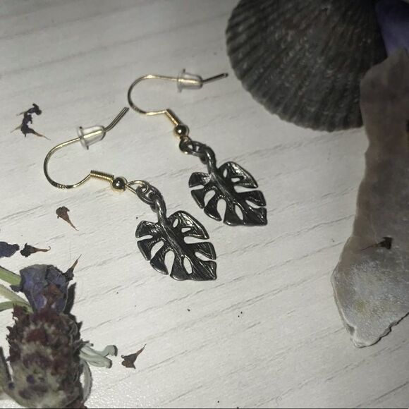 🪴 BRASS MONSTERA LEAF EARRINGS 🌱🍃 - Picture 10 of 11